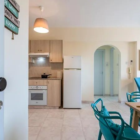 Апартаменти Sunny 2-br In Mackenzie Ларнака