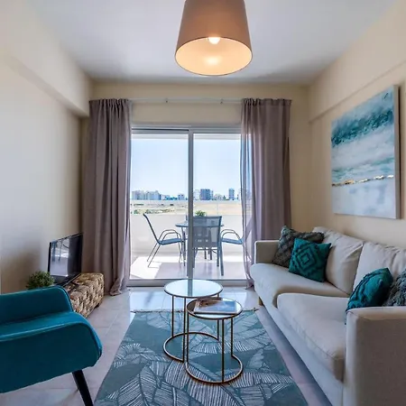 Апартаменти Sunny 2-br In Mackenzie *