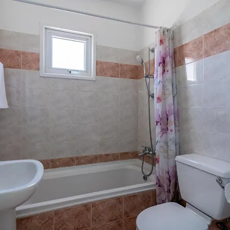 Sunny 2-br In Mackenzie *