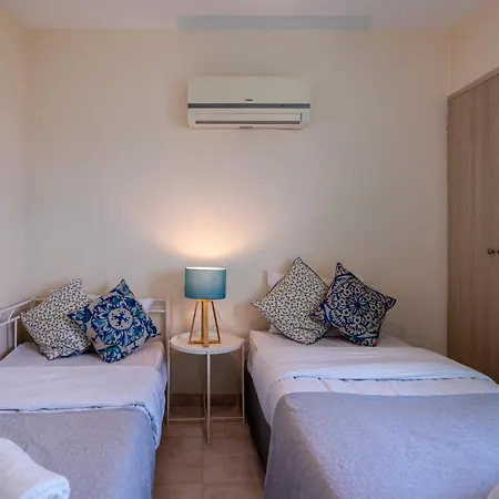 Sunny 2-br In Mackenzie * 라르나카