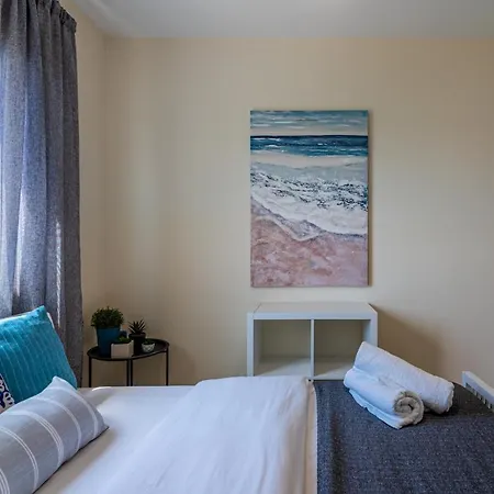 Sunny 2-br In Mackenzie