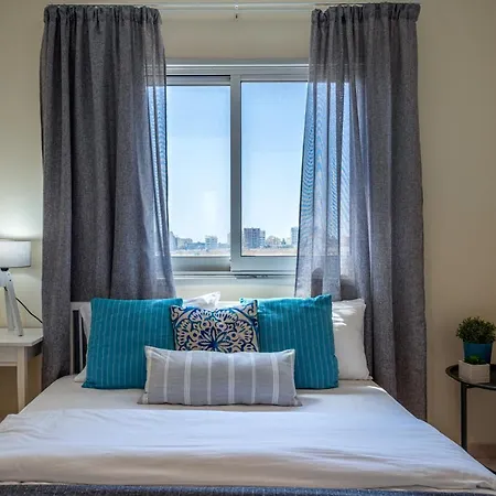 Sunny 2-br In Mackenzie Апартаменти Ларнака