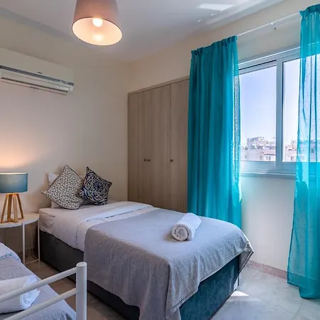 Sunny 2-br In Mackenzie Апартаменти Ларнака