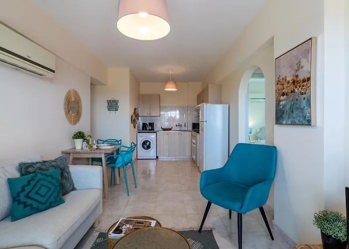 Sunny 2-br In Mackenzie * Ларнака